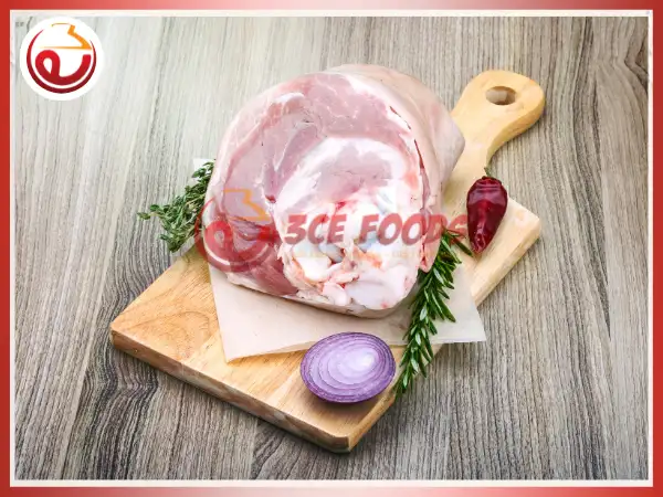 Sơ chế bắp giò heo bằng cách chần qua nước sôi với gừng