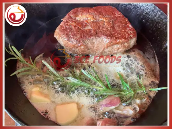 kỹ thuật tắm bơ (basting) cho steak lõi vai bò